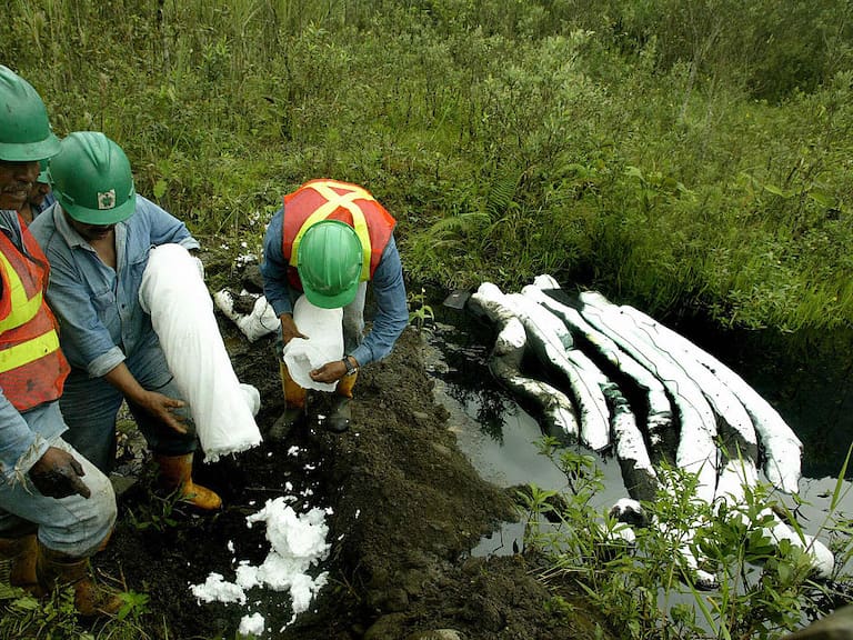 Trabajadores instalan ductos petroleros en el Amazonas de Ecuador