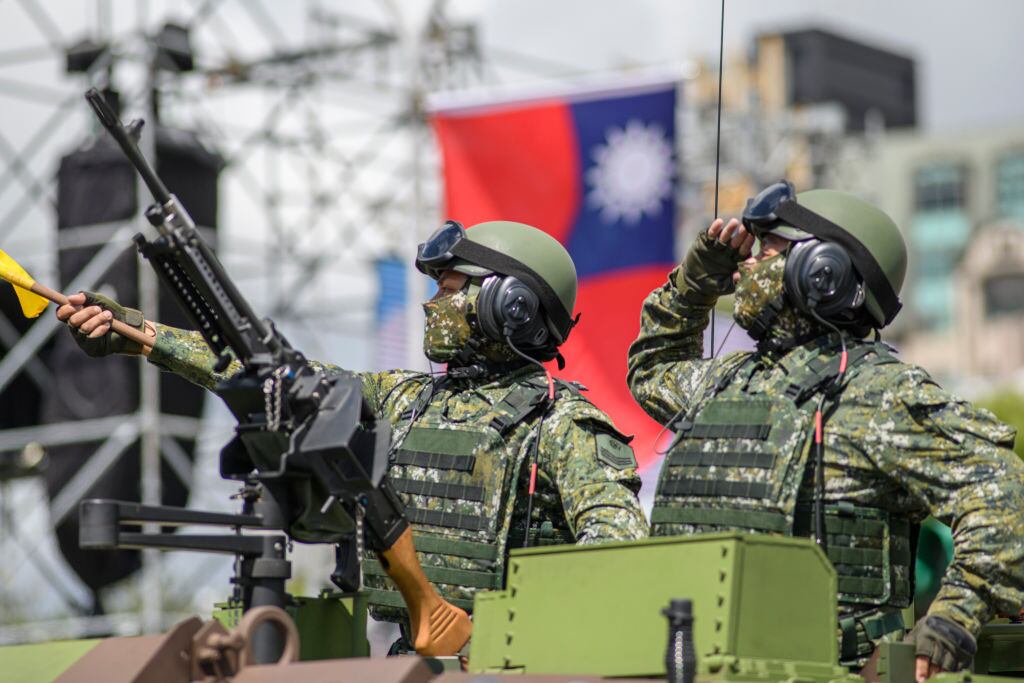 Militares y vehículos blindados desfilan por las calles de Taipei