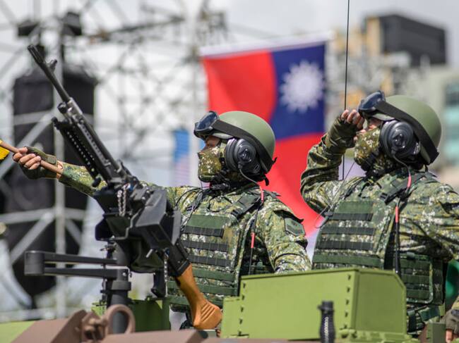 Militares y vehículos blindados desfilan por las calles de Taipei