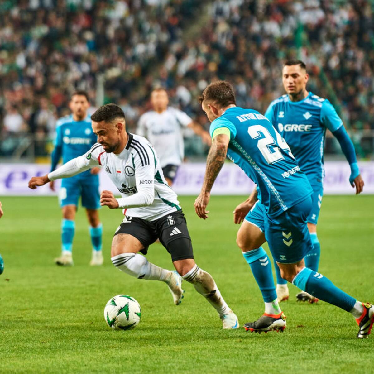 Real Betis falló en su debut por la Conference League cayendo ante el Legia Varsovia