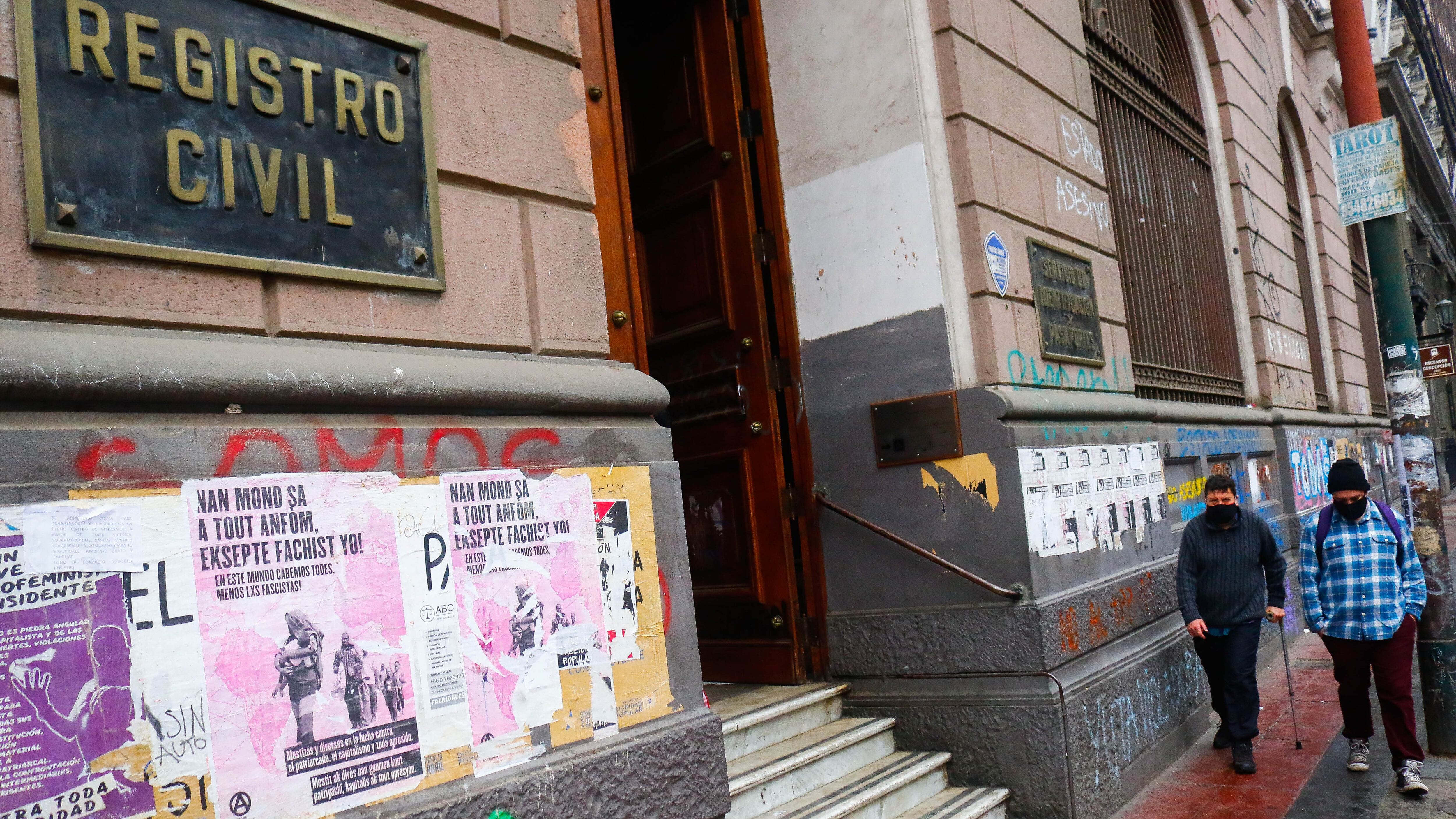 15 DE JUNIO DE 2020/VALPARAISOVista del acceso principal del Registro Civil de Valparaiso, en el tercer dia - y primer lunes- de cuarentena total en Valparaiso, a causa de la pandemia del Coronavirus.
FOTO: LEONARDO RUBILAR CHANDIA/AGENCIAUNO
