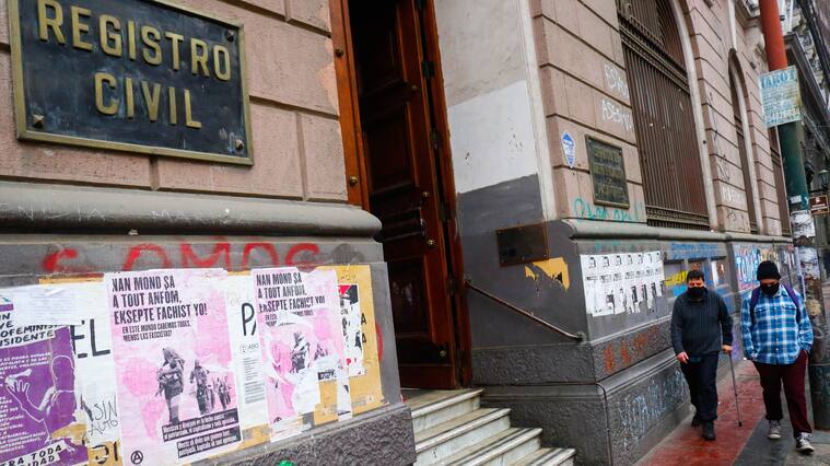 15 DE JUNIO DE 2020/VALPARAISOVista del acceso principal del Registro Civil de Valparaiso, en el tercer dia - y primer lunes- de cuarentena total en Valparaiso, a causa de la pandemia del Coronavirus.
FOTO: LEONARDO RUBILAR CHANDIA/AGENCIAUNO