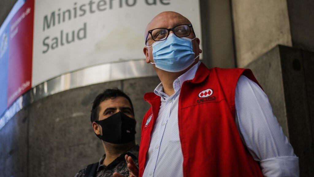 18 de enero del 2021/SANTIAGOEric Campo, director del sindicato de Trabajadores de Metro, llega al minsal, para entregar una carta, dirigida al ministro de esa cartera, para exigir vacunas para los trabajadores de Metro.
FOTO: SEBASTIAN BELTRAN GAETE/AGENCIAUNO