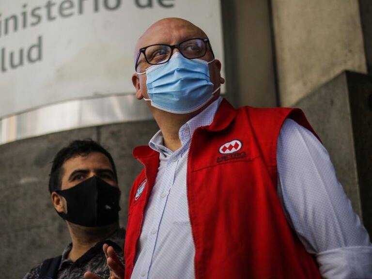 18 de enero del 2021/SANTIAGOEric Campo, director del sindicato de Trabajadores de Metro, llega al minsal, para entregar una carta, dirigida al ministro de esa cartera, para exigir vacunas para los trabajadores de Metro.
FOTO: SEBASTIAN BELTRAN GAETE/AGENCIAUNO