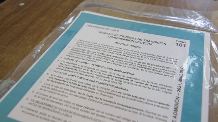 04 de enero de 2021/SANTIAGOEl Subsecretario de Educación Superior, el Rector de la Universidad de Chile y la Directora del Departamento de Evaluación, Medición y Registro Educacional (DEMRE) supervisan los últimos detalles para la Prueba de Transición 2021 en un liceo de Estación Central
FOTO: FRANCISCO CASTILLO/AGENCIAUNO