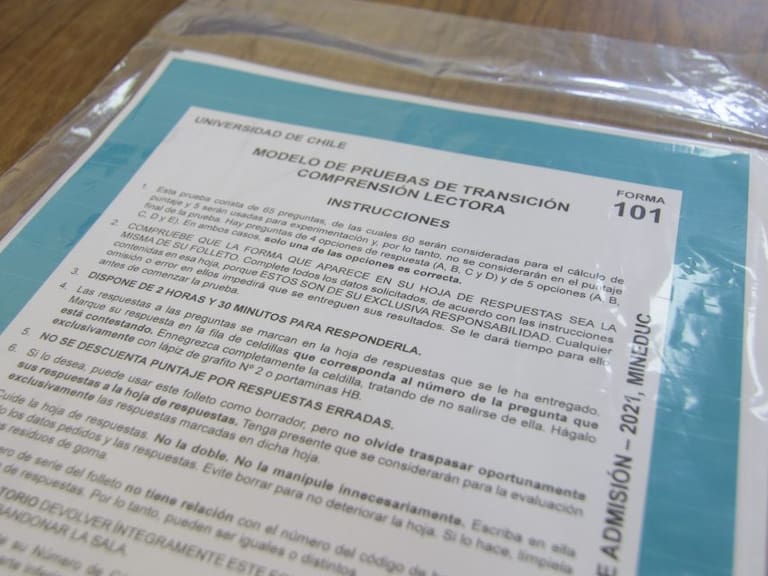 04 de enero de 2021/SANTIAGOEl Subsecretario de Educación Superior, el Rector de la Universidad de Chile y la Directora del Departamento de Evaluación, Medición y Registro Educacional (DEMRE) supervisan los últimos detalles para la Prueba de Transición 2021 en un liceo de Estación Central
FOTO: FRANCISCO CASTILLO/AGENCIAUNO