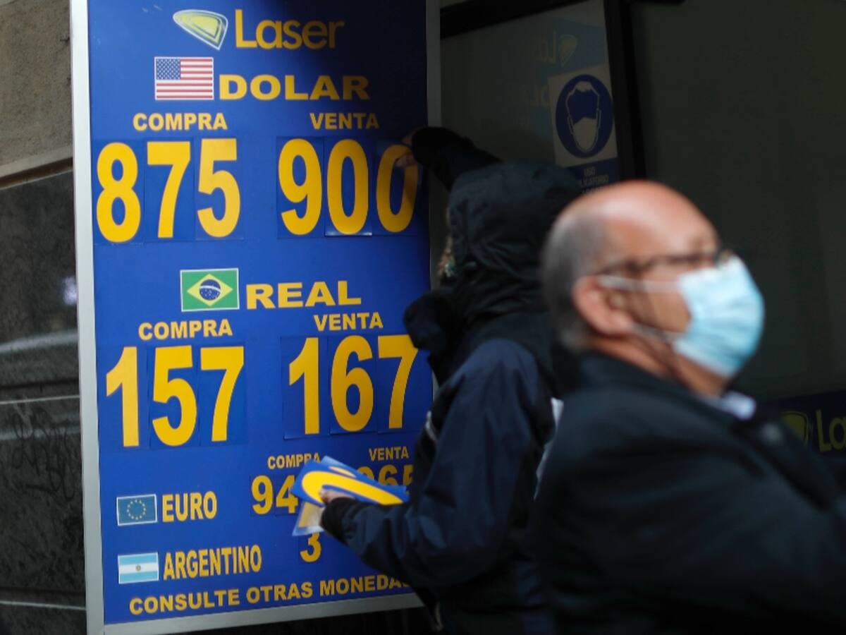 En medio de incertidumbre internacional: Dólar revierte alza pero se mantiene sobre los 900 pesos
