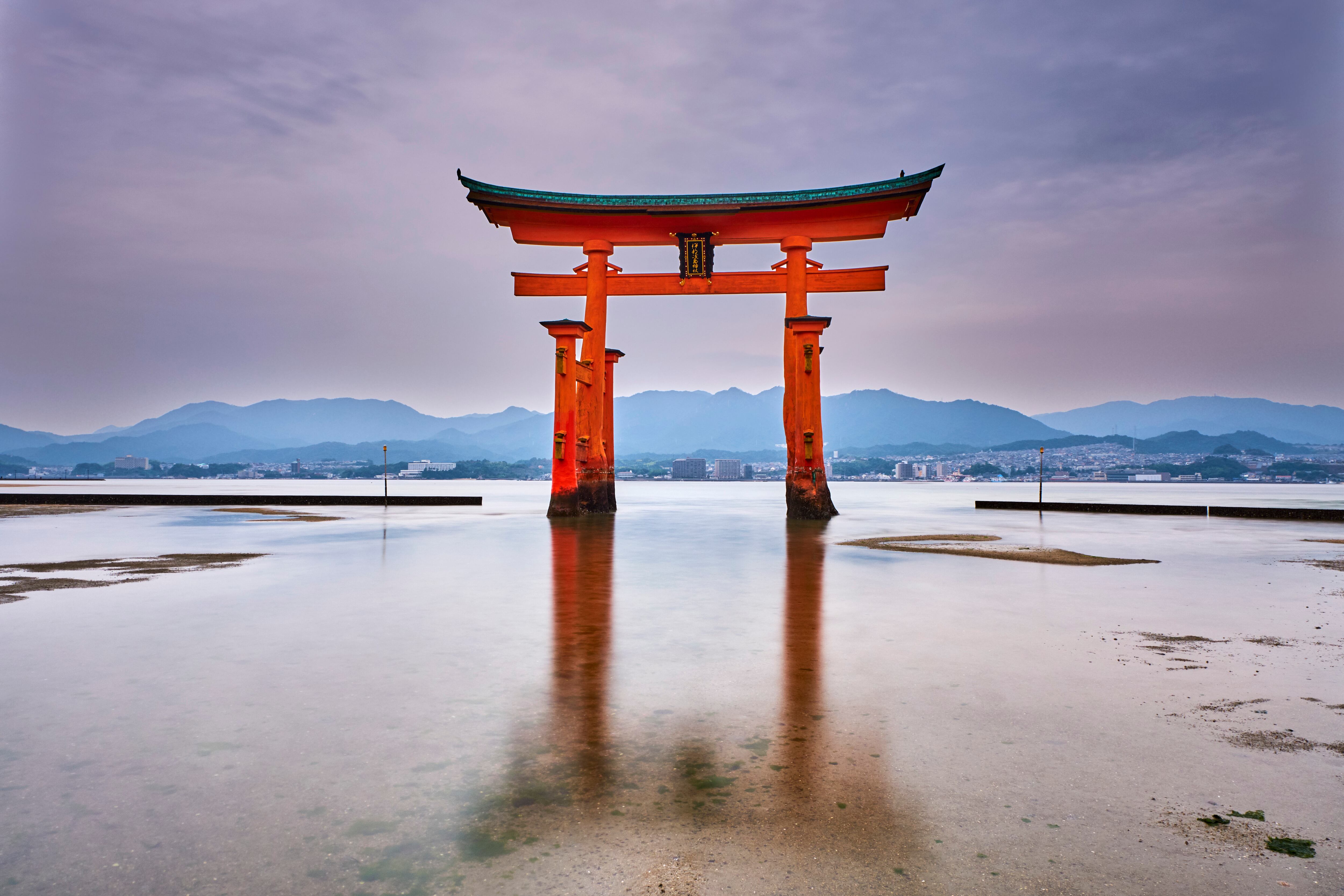 Puerta torii flotante de isla Miyajima del santuario Itsukushima, Sitio del Patrimonio Mundial de la UNESCO / Getty Images