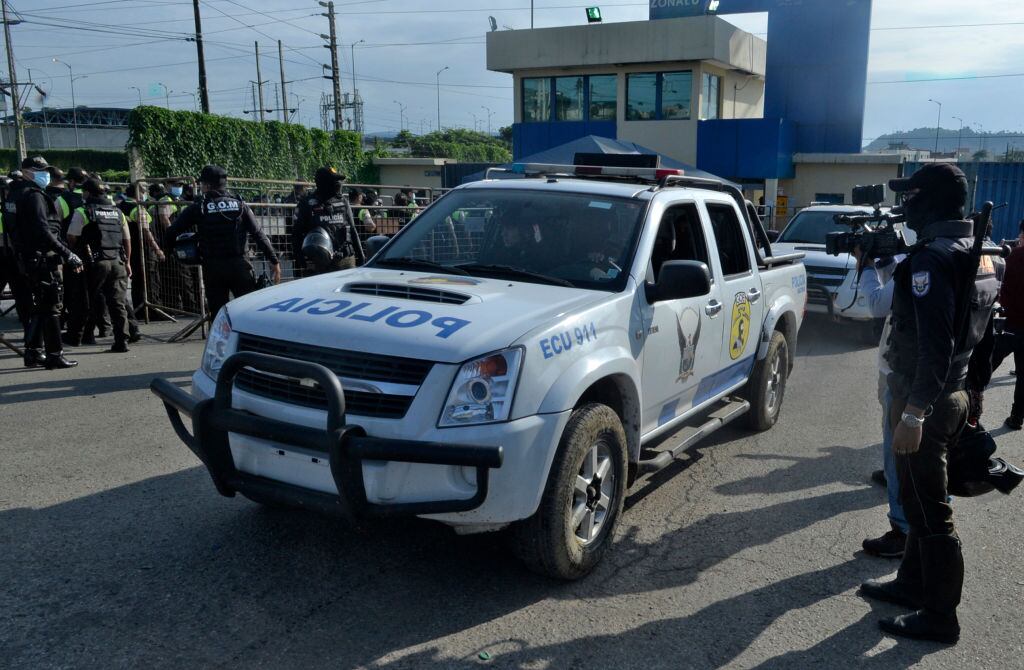 Policías llegan a la cárcel de Guayaquil para frenar un motín