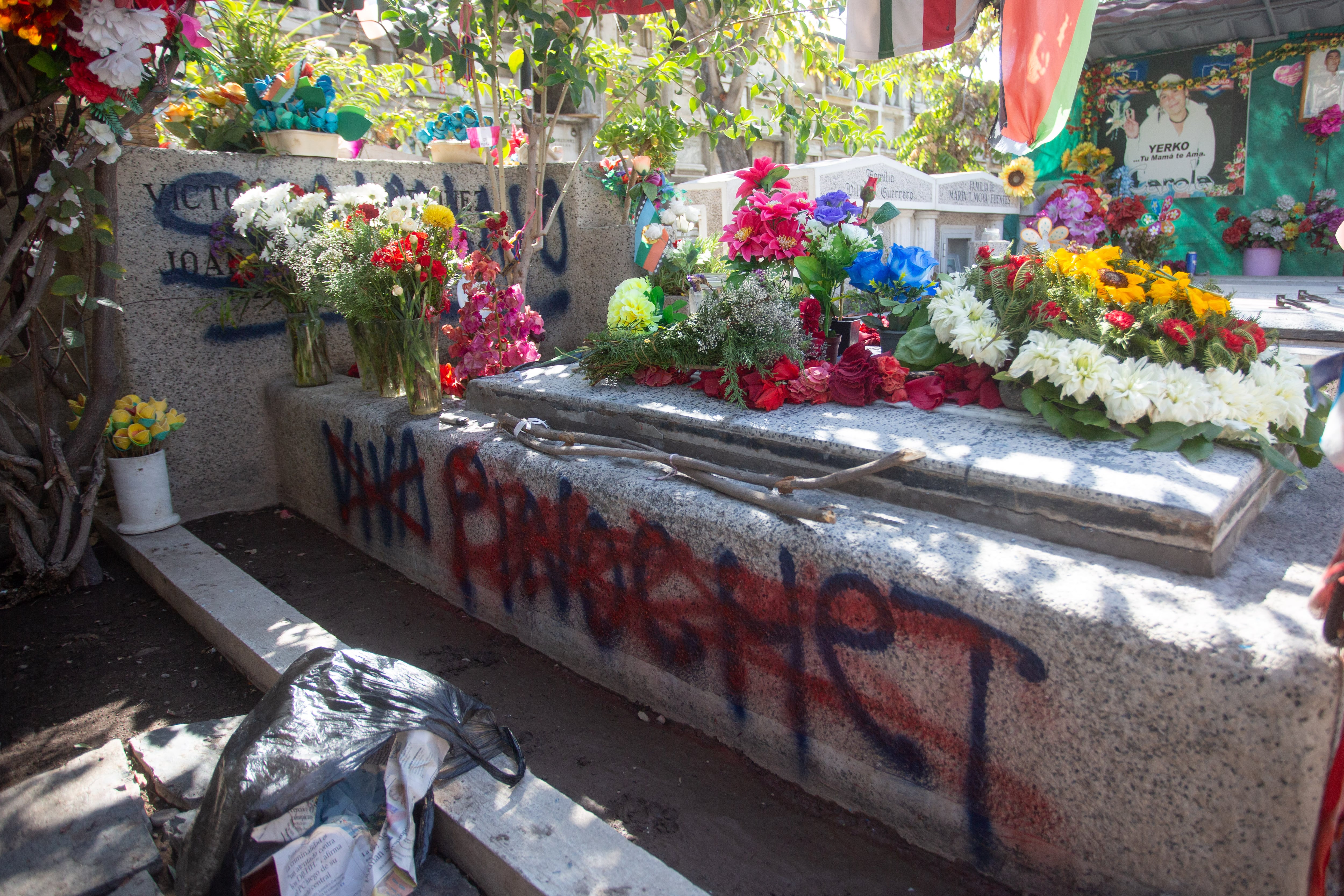 29 DE MARZO 2024 / RECOLETA
En horas de esta mañana, grupos de ultraderecha habrian vandalizado la tumba del cantautor Victor Jara, asesinado por militares en 1973, y de su viuda Joan Turner Jara.
FOTO: LUKAS SOLIS / AGENCIAUNO