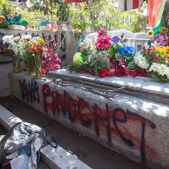 Denuncian vandalización de la tumba de Víctor Jara y su esposa Joan