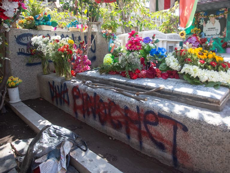 29 DE MARZO 2024 / RECOLETA
En horas de esta mañana, grupos de ultraderecha habrian vandalizado la tumba del cantautor Victor Jara, asesinado por militares en 1973, y de su viuda Joan Turner Jara.
FOTO: LUKAS SOLIS / AGENCIAUNO