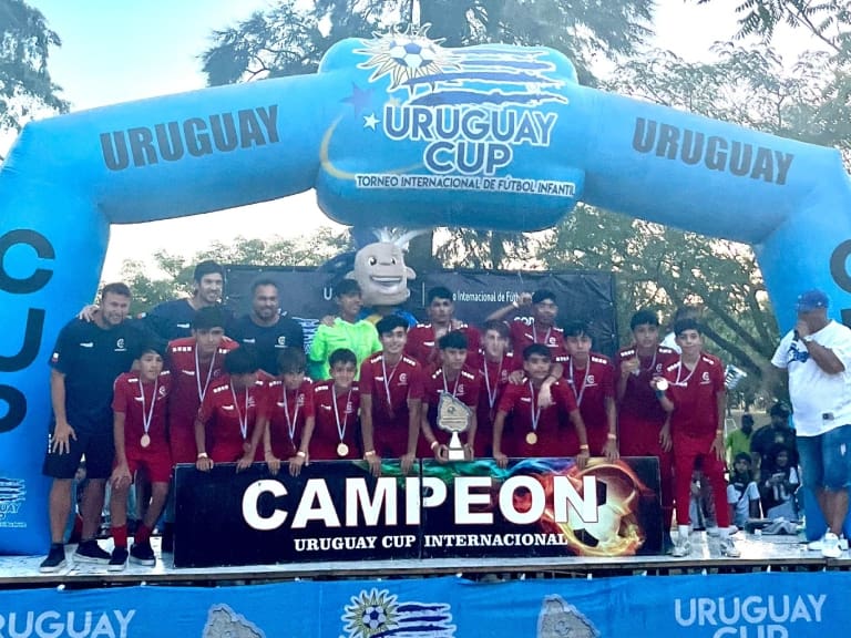Equipo chileno hace historia en Uruguay: es el primer plantel nacional ganar tradicional torneo de fútbol formativo