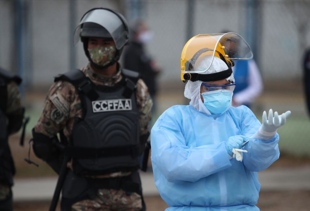 Efectivo de las FFAA custodia el trabajo de control del Covid-19 en Lima