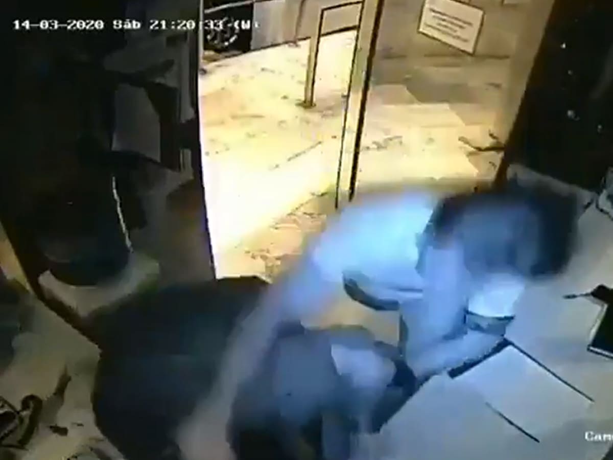 Argentina: Preparador físico le da paliza a guardia para violar cuarentena por coronavirus