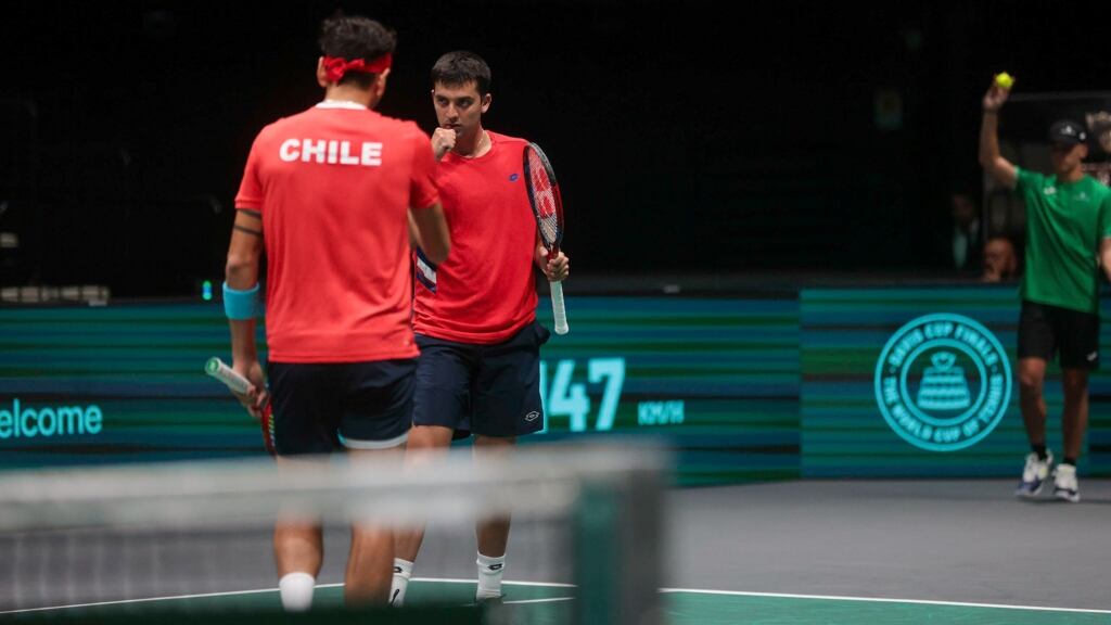 Alejandro Tabilo y Tomás Barrios se imponen en el dobles para sellar el triunfo de Chile ante Suecia en Copa Davis