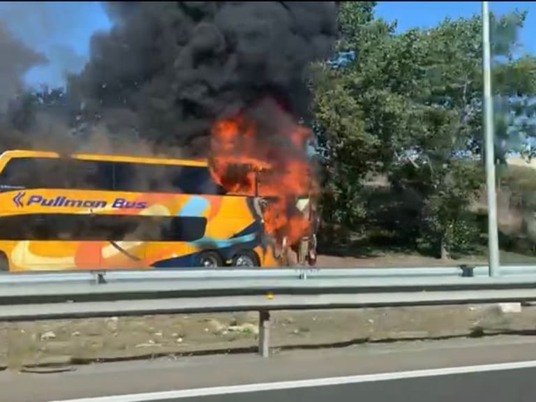 Incendio de bus interurbano en Ruta 68, Casablanca, en dirección a Santiago