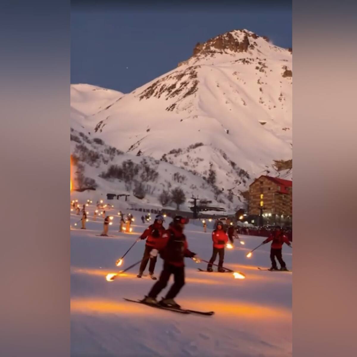 Show con antorchas reunió a 2 mil personas el día previo al incendio que destruyó Hotel Alto Nevados de Chillán