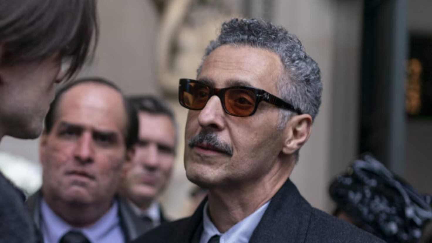 John Turturro como Carmine Falcone
