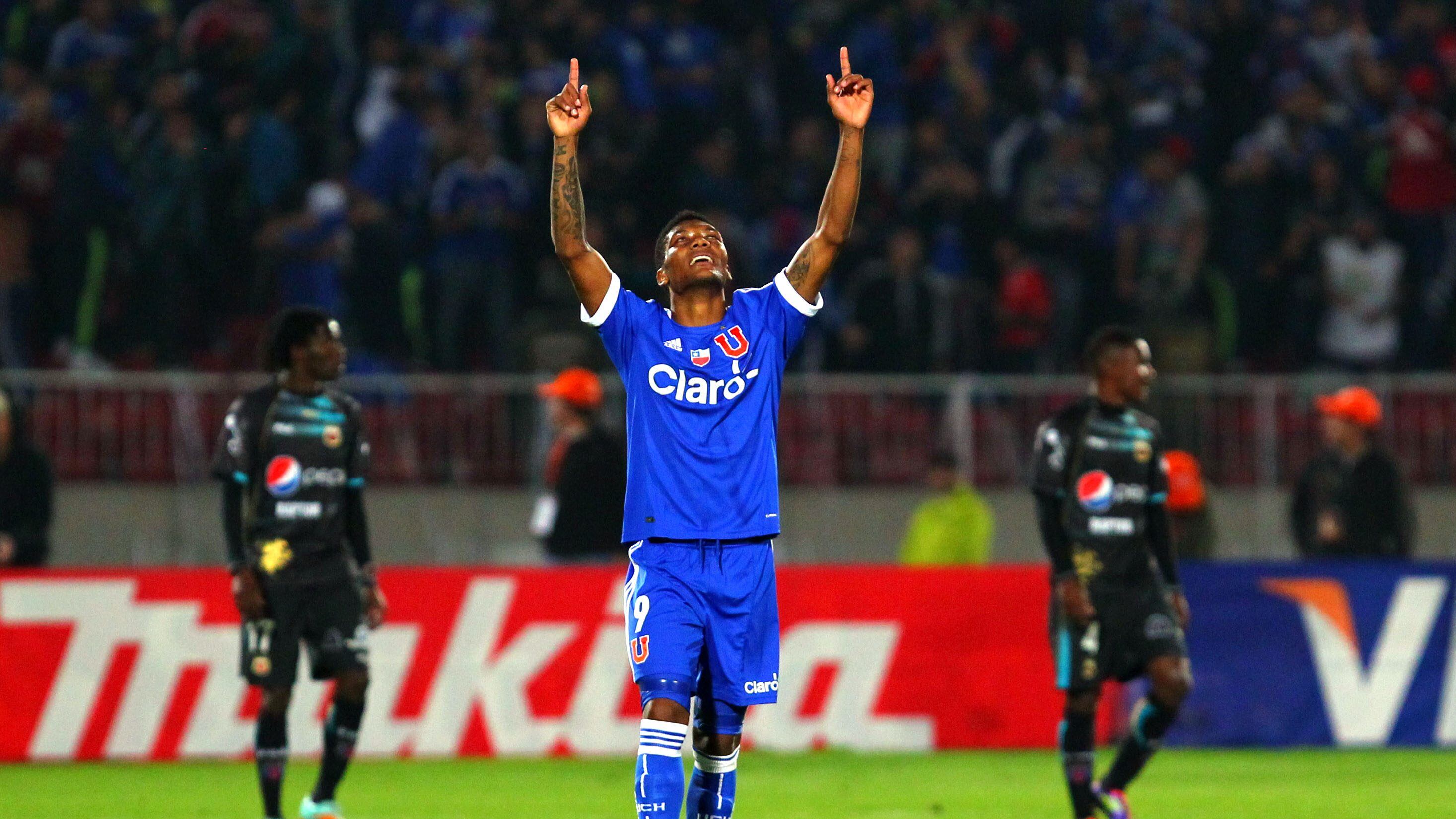 10 de Mayo de 2012, SANTIAGO.Junior Fernandes celebra el dos a cero, durante el partido de vuelta valido por los octavos de final de la Copa Libertadores de America entre Universidad de Chile vs Deportivo Quito, jugado en el estadio Nacional.
FOTO: JAVIER VALDES LARRONDO /AGENCIAUNO
