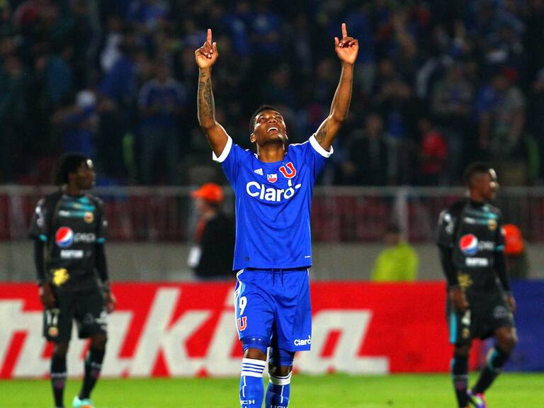 10 de Mayo de 2012, SANTIAGO.Junior Fernandes celebra el dos a cero, durante el partido de vuelta valido por los octavos de final de la Copa Libertadores de America entre Universidad de Chile vs Deportivo Quito, jugado en el estadio Nacional.
FOTO: JAVIER VALDES LARRONDO /AGENCIAUNO
