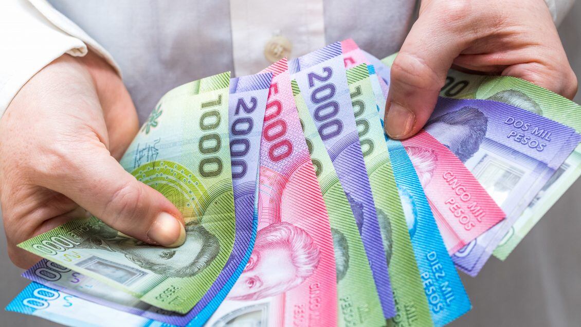 Chile pesos, banknotes in a woman's hand