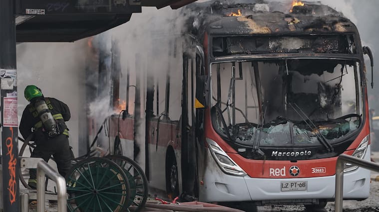 22 de mayo de 2021/SANTIAGOEncapuchados incendian bus del transantiago en Alameda con Cumming durante incidentes en Liceo de Aplicacion
FOTO: FRANCISCO CASTILLO/AGENCIAUNO