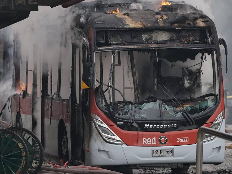 22 de mayo de 2021/SANTIAGOEncapuchados incendian bus del transantiago en Alameda con Cumming durante incidentes en Liceo de Aplicacion
FOTO: FRANCISCO CASTILLO/AGENCIAUNO