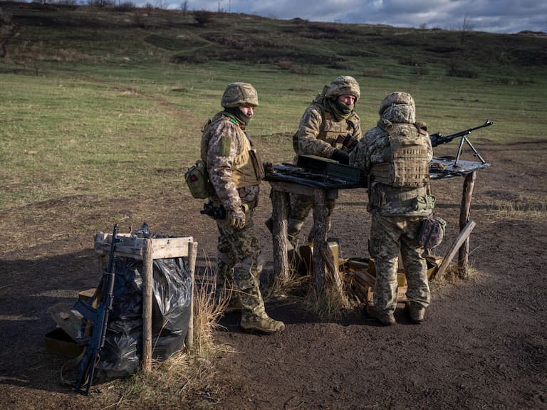 Militares de las fuerzas armadas de Ucrania entrenan para ir al campo de batalla para enfrentar a las tropas rusas