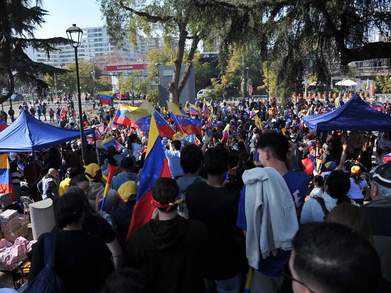 Con cientos de venezolanos conglomerados en la Embajada: las imágenes que dejó el proceso eleccionario de Venezuela en Santiago