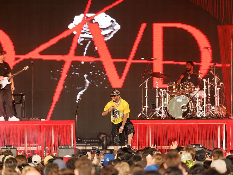 Tatuaje clave: descubren la identidad del cadáver hallado en el auto de estrella que vendrá a Lollapalooza Chile 2026