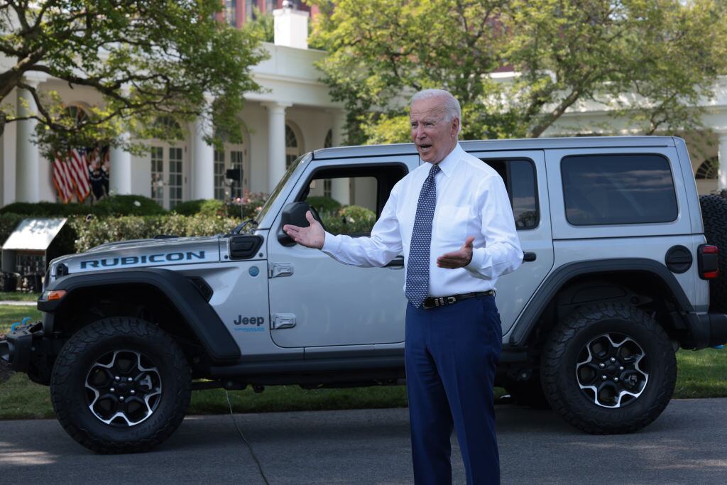 Joe Biden junto a un jeep de alto consumo en la Casa Blanca