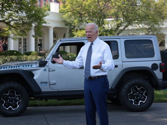 Joe Biden junto a un jeep de alto consumo en la Casa Blanca