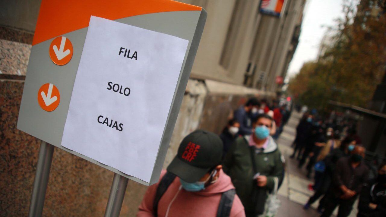 28 Mayo del 2020/SANTIAGO
Detalle de un cartel, durante filas de personas en las afueras de Banco Estado de paseo huérfanos , donde llegan a realizar sus tramites en medio de la pandemia de COVID-19. 

FOTO: JOSE FRANCISCO ZUÑIGA/AGENCIAUNO