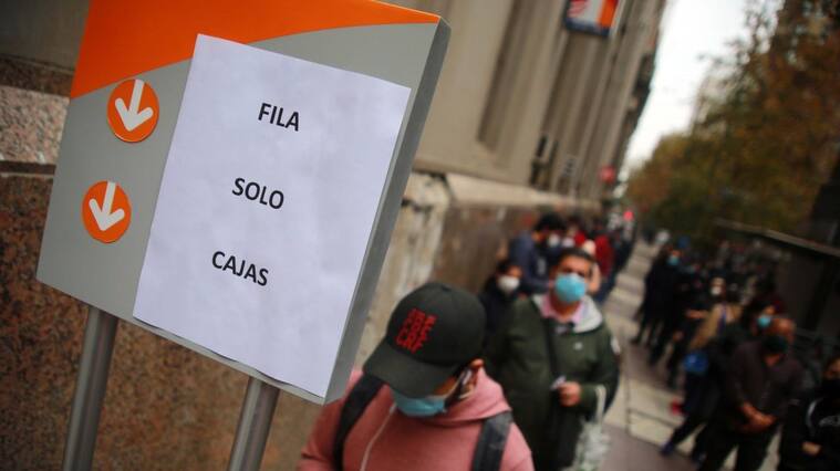 28 Mayo del 2020/SANTIAGO
Detalle de un cartel, durante filas de personas en las afueras de Banco Estado de paseo huérfanos , donde llegan a realizar sus tramites en medio de la pandemia de COVID-19.
FOTO: JOSE FRANCISCO ZUÑIGA/AGENCIAUNO