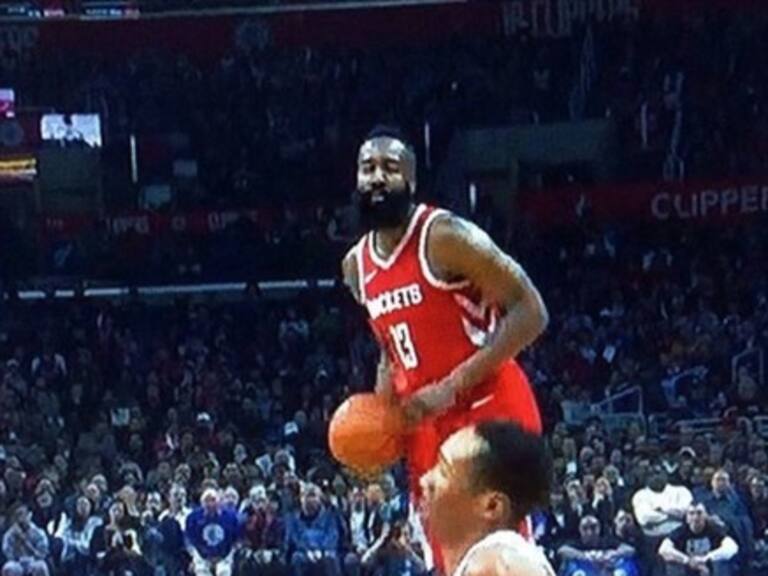 James Harden realiza la jugada más humillante del siglo en la NBA