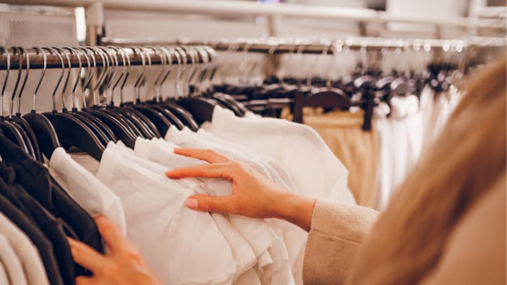 Conocida tienda de ropa anuncia remate final de sus prendas en todo Chile: precios parten en los $2.000