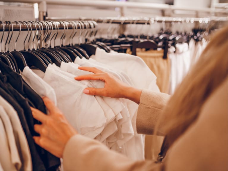 Conocida tienda de ropa anuncia remate final de sus prendas en todo Chile: precios parten en los $2.000