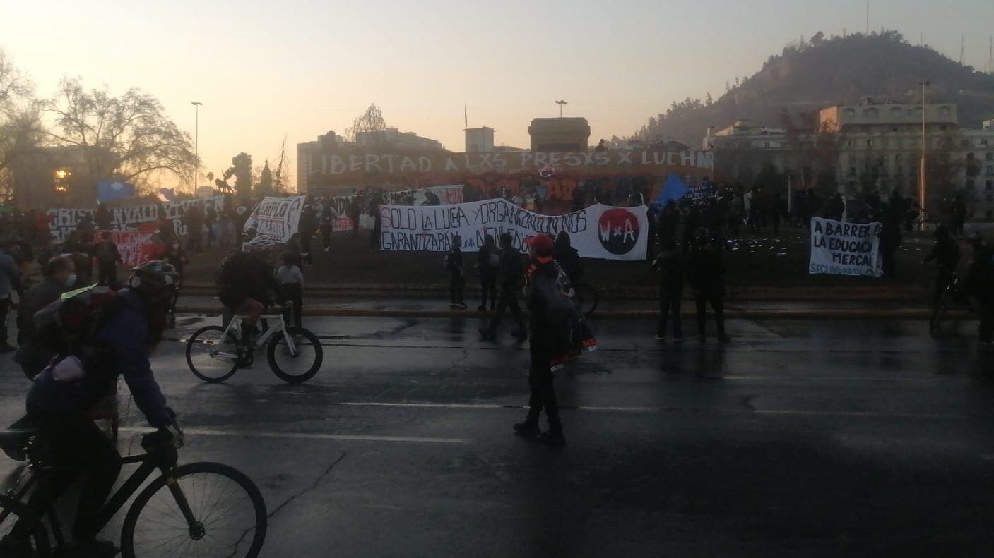 Se registran nuevas protestas en Plaza Baquedano: tránsito se encuentra interrumpido