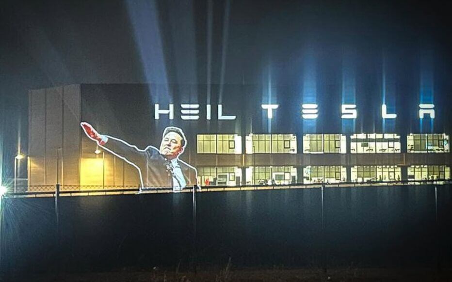 Proyectan la imagen del saludo de Elon Musk en una fábrica en Alemania con el mensaje "Heil Tesla"