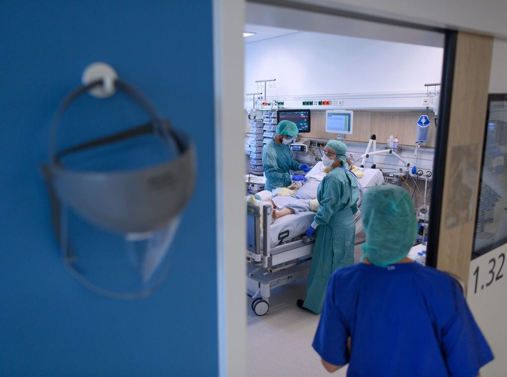 Trabajadoras de la salud cuidan a paciente Covid-19 en hospital de Dresde