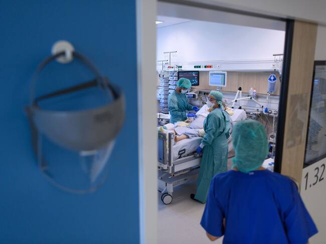 Trabajadoras de la salud cuidan a paciente Covid-19 en hospital de Dresde