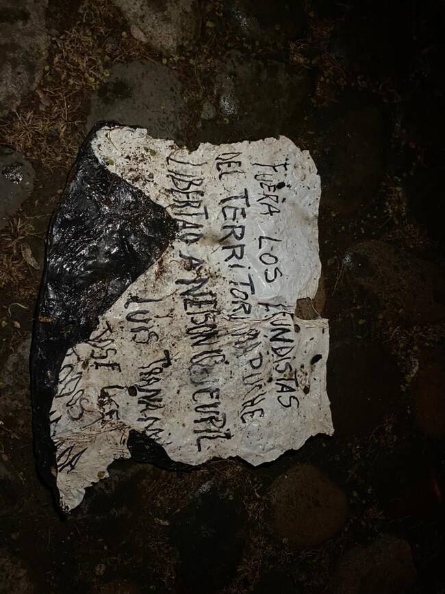 Mensaje dejado por los atacantes en el lugar. / ADN.cl