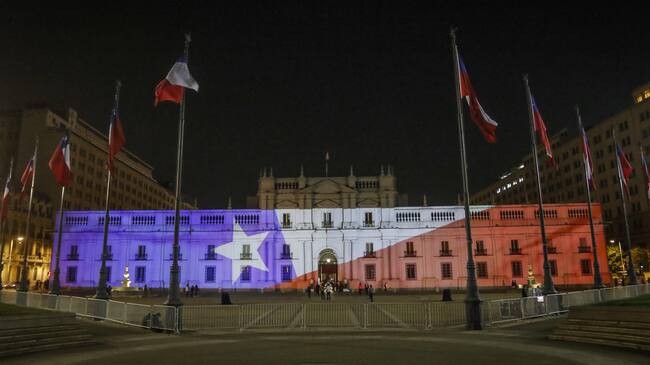 La Moneda iluminada con la Bandera tras plebiscito