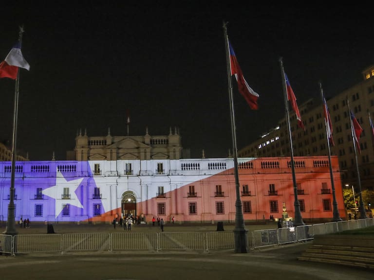La Moneda iluminada con la Bandera tras plebiscito