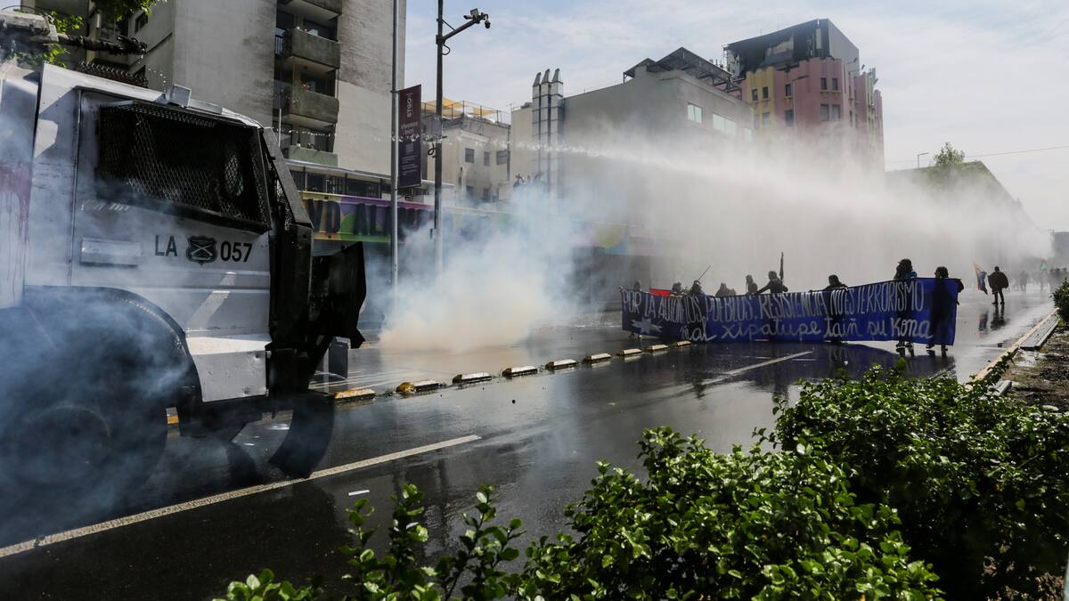 Reportan incidentes entre Carabineros y asistentes a marcha del Día del Encuentro entre Mundos en el centro de Santiago