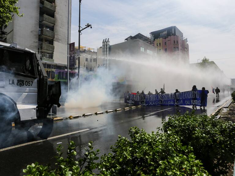 Reportan incidentes entre Carabineros y asistentes a marcha del Día del Encuentro entre Mundos en el centro de Santiago