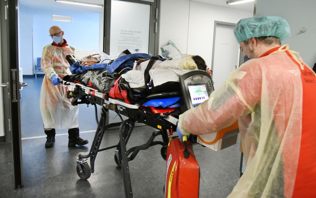 Paramédicos ingresan a paciente con covid-19 al hospital de Wittenberg