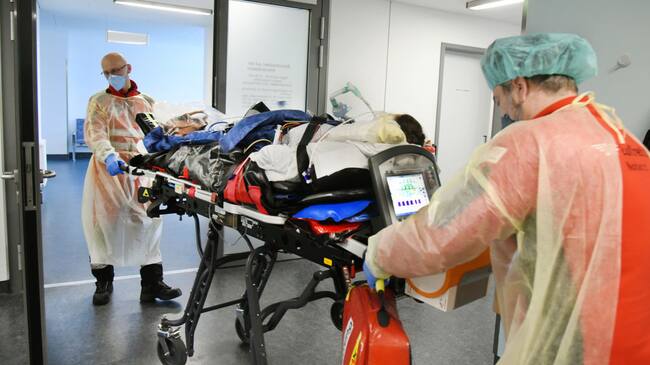 Paramédicos ingresan a paciente con covid-19 al hospital de Wittenberg