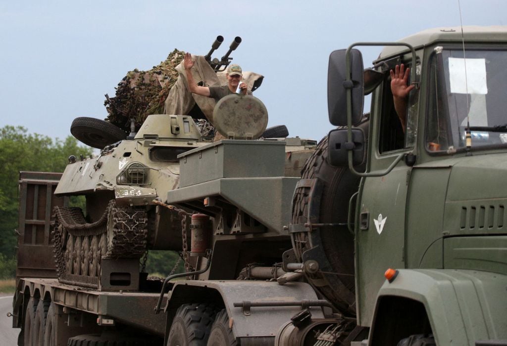Soldados ucranianos trasladan tanques hacia la región de Donetsk